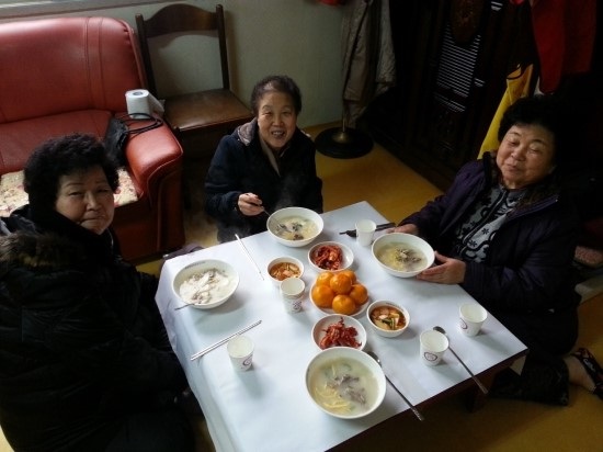 "사랑의 떡국으로 새해 복많이 받으세요"