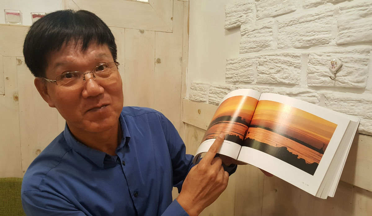 저자 강경식 씨가 자신의 책 내용을 설명하고 있다.