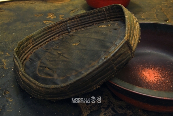 3대째 이어오는 가죽 멧방석과 기름에 찌든 고무대야가 세월의 흔적을 보여주고 있다.