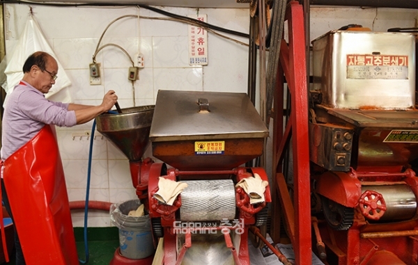 원곤씨가 방앗간에서 일을 하고 있다.