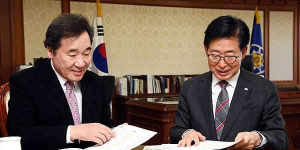 충남도는 현재 50개 사업(신규 29, 증액 21)에 총 5567억 원을 증액시키기 위해 적극 나서고 있다. (충남도 제공: 지난 22일 정부 서울청사에서 이낙연 국무총리를 만나 지원을 요청하고 있는 양승조 지사)