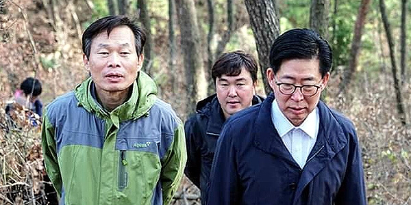 양승조 충남지사가 정부예산 확보와 도의회의 예산 삭감 문제에 대응하기 위해 휴가를 취소한 것으로 5일 확인됐다. (지난 2일 서천 푸른산악회 창립을 기념해 나소열 문화체육부지사, 황천순 천안시의원 등과 희리산에 오르고 있는 양승조 지사. 황천순 시의원 페이스북)