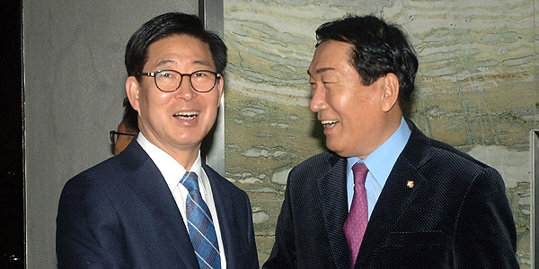 내년도 정부예산 확보를 위해 휴가까지 취소한 양승조 충남지사가 6일 또다시 국회를 방문했다. 지난달 19일 이후 3번째다. (충남도 제공: 양승조 지사와 안상수 위원장)