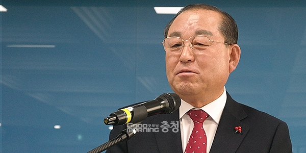 황선봉 예산군수는 3일 “1100년의 유구한 역사와 문화도시에 걸맞게 적극적인 섬김행정과 현장행정으로 군민 모두가 행복해 하는 예산을 만들겠다”고 말했다.