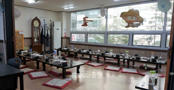점심시간, 식당을 온전히 채우던 손님이 떠난 자리는 이 집의 '손맛'을 실감케 한다.
