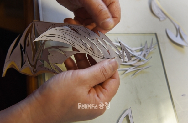 밑그림 조각을 분리하고 있다.