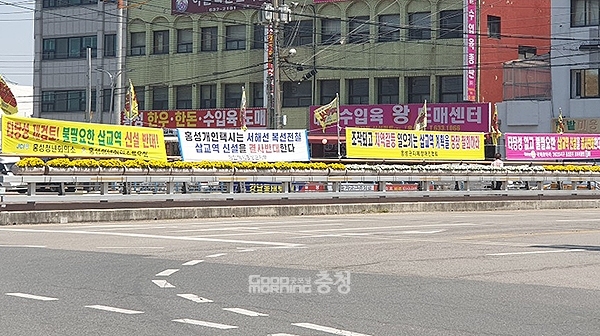 충남 홍성전통시장 입구에 걸려 있는 현수막. 굿모닝충청=이종현 기자