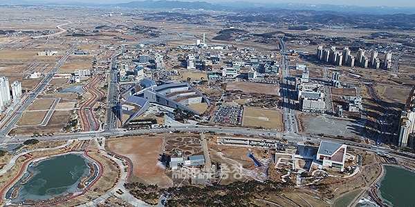 내포신도시 충남도청(사진 중앙)을 기준으로 왼쪽은 예산군, 오른쪽은 홍성군이 우치하고 있다. 자료사진/굿모닝충청=이종현 기자