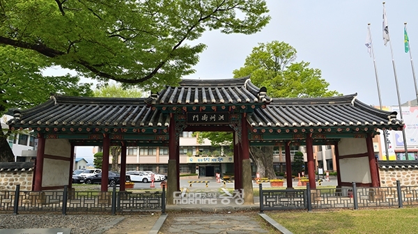 홍성읍 오관리에 있는 홍성군청사. 청사 정문 옆에는 홍주동헌 외삼문인 홍주아문이 있다. 사진 제공=홍성군/굿모닝충청=이종현 기자.