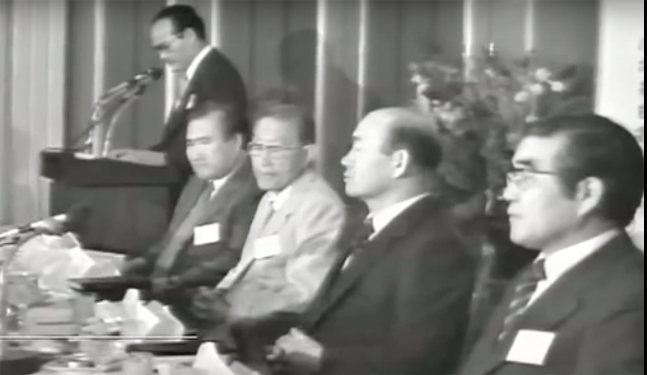 1980년 8월 한경직·정진경·김준곤 목사 등 보수 개신교 지도그룹은 전두환 국보위 상임위원장(당시)을 서울 시내 유명 호텔로 불러 '국가와 민족의 장래를 위한 조찬기도회'를 열고 그를 축복했다. 전두환 왼쪽에 앉은 이가 한경직 목사. ⓒ 유투브 / 굿모닝충청 = 지유석 기자