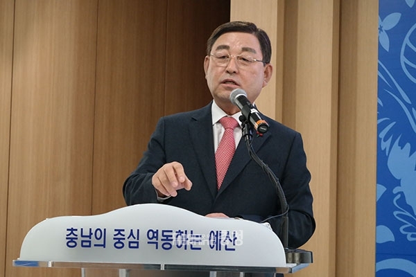 황선봉 예산군수가 3일 군청 대회의실에서 신년 기자회견을 하고 있다. 굿모닝충청=이종현 기자.