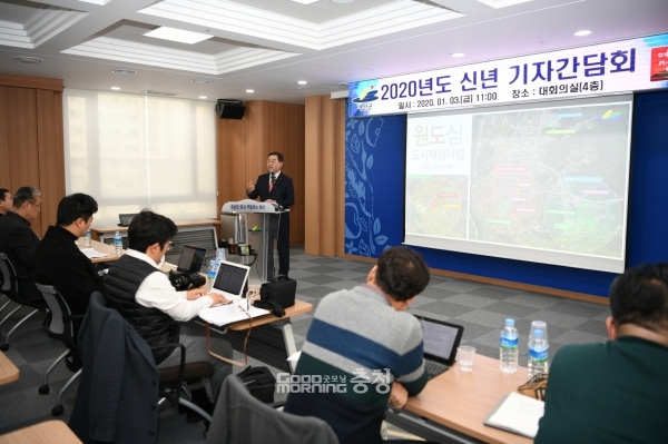 황선봉 예산군수가 3일 군청 대회의실에서 신년 기자회견을 하고 있다. 사진 제공=예산군/굿모닝충청=이종현 기자.