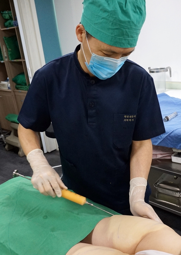 청주 미앤모 성형외과 김영문 원장이 9일 병원에서 지방추출주사 ‘미모펫’ 시술을 하고 있다. 사진=굿모닝충청 김수미 기자
