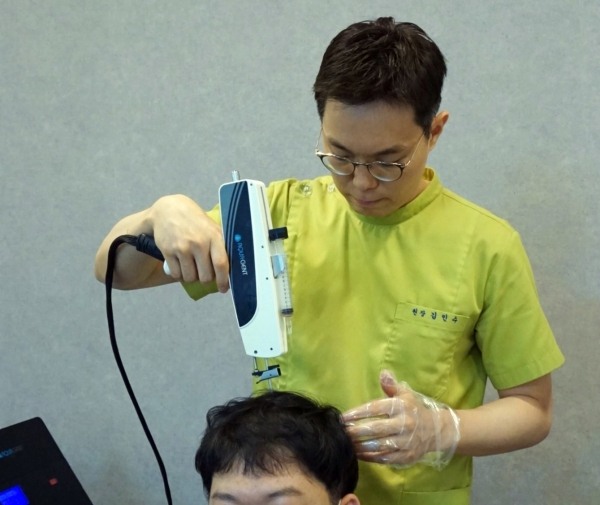 청주 탈모클리닉 미앤모 김인수 원장이 병원을 찾은 환자에게 탈모치료주사를 놓고 있다. 사진=굿모닝충청 김수미 기자