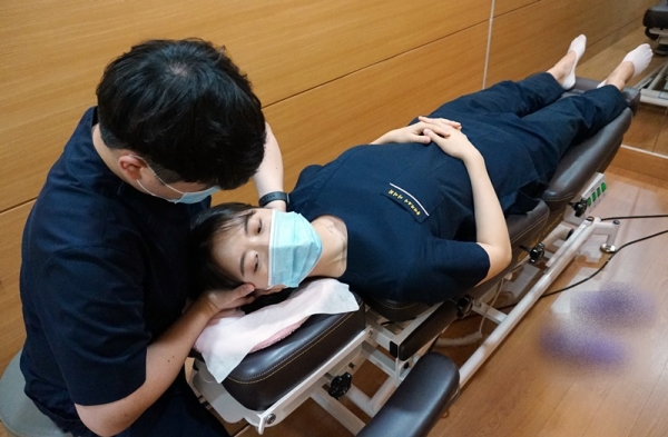 경추통 치료 장면. 사진=굿모닝충청 김수미 기자
