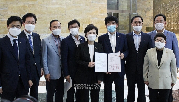 더불어민주당 박완주 의원(천안을)을 비롯한 여야 국회의원 16명이 ‘중부권 동서횡단철도 건설을 위한 공동건의문’을 16일 김현미 국토교통부 장관에게 전달했다. (박완주 의원실 제공/ 굿모닝충청=김갑수 기자)