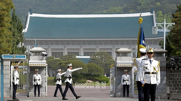 18대 또는 19대 국회 때로 기억한다. 충청권 기반 정당에서 몸담아오다 현재는 국민의힘으로 바뀐 정당으로 옮긴 한 의원을 만난 자리였는데 “김 기자, 전에는 몰랐는데 여기 들어와 보니 온통 대선 얘기뿐이더군…”라는 말을 던지는 것이었다. (자료사진: 청와대 홈페이지/ 굿모닝충청=김갑수 기자)