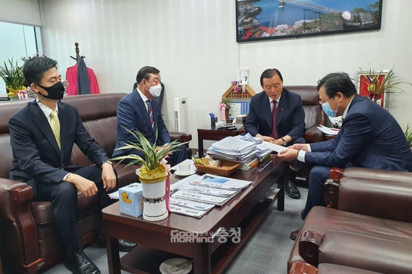 왼쪽부터 박연진 도 건설교통국장, 황선봉 군수, 홍문표 국회의원, 안일환 기획재정부 2차관. 사진=예산군 제공/굿모닝충청=이종현 기자.