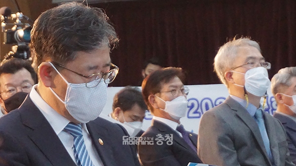 박양우 문화체육관광부 장관이 이우성 충남도 문화체육부지사를 “사랑하는 후배”로 표현해 눈길을 끌었다. (자료를 보고 있는박양우 장관과 그 옆에 앉아 있는 이우성 부지사/ 굿모닝충청=김갑수 기자)