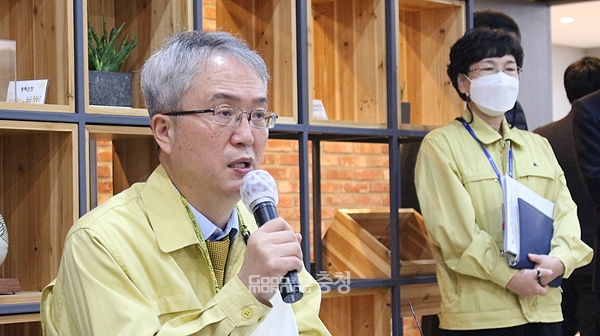 이우성 충남도 문화체육부지사는 4일 지역 문화분야 최대 현안 중 하나인 국립국악원 분원 유치와 관련 “충청국악원이 왜 필요한지에 대해 예산당국과 국회를 설득하는 것이 가장 중요한 과제”라고 말했다. (이우성 부지사와 홍은아 문화정책과장/ 굿모닝충청=김갑수 기자)