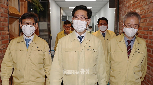 충남도가 민선7기 처음으로 도입한 문화체육부지사 제도에 대한 설왕설래가 이어지고 있다. (충남도 제공: 왼쪽부터 김용찬 행정부지사, 양승조 지사, 이우성 문화체육부지사/ 굿모닝충청=김갑수 기자)