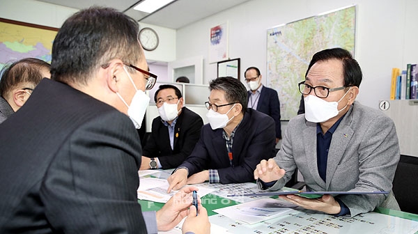 박상돈 천안시장은 12일 시장·군수 협력체 대표 자격으로 중부권 동서횡단철도 건설 관련 공동건의문을 국토교통부에 전달했다. (천안시 제공/ 굿모닝충청=김갑수 기자)