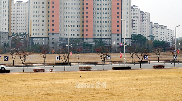 KBS가 충남방송국 설립 전제 조건으로 수신료 현실화, 즉 인상을 내세운 것으로 확인됐다. (수년 째 텅텅 비어 있는 내포신도시 KBS 부지/ 굿모닝충청=김갑수 기자)