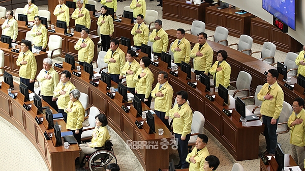 그 행위가 정당화 될 순 없겠지만 집행부와 도의회의 숙명적(?)인 관계를 놓고 볼 때 그 긍정적인 기능을 회복하기 위해서라도, 또는 악화시키지 않도록 하기 위해서라도 누군가는 짚고 넘어가야 하지 않을까 한다. (자료사진: 충남도의회 제공)