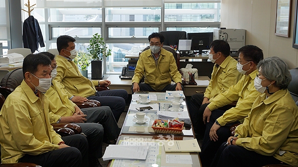 회의를 주재한 김영권 위원장(민주, 아산1)이 직접 나서 “(양승조 지사가) 60만 원이라는 기자회견을 할 때, 의원들과 상의를 했나? 안 하셨잖아요. (김득응 의원은) 그 부분에 대해 사과하라는 거고, 이것은 도의회를 무시하고 경시하고 농민에 대해서 전혀 배려가 없었던 거예요. 설득을 했습니까? 안 하셨잖아요?”라고 질타하기도 했다.