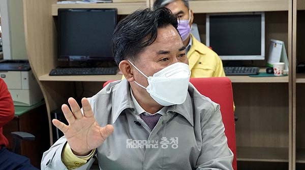 박정현 부여군수는 지난 10월 26일 군청에서 기자들과 만나 “도는 ‘수도권규제 완화로 인해 기업이 충남으로 내려오지 않고 있다’며 ‘지방도 먹고 살게 해 달라’고 주장하고 있다”고 전제한 뒤 “(이 논리와 마찬가지로) 충남지역 내에서도 균형발전이 절실하다”라고 목소리를 높였다.