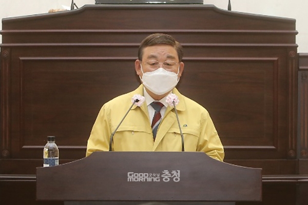 황선봉 예산군수가 25일 군의회 본회의장에 출석해 군정연설을 하고있다. 굿모닝충청=이종현 기자.