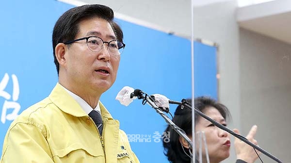 양승조 충남지사는 25일, 정세균 국무총리의 ‘현 정부 임기 내 2차 공공기관 이전은 어려울 수 있다’는 발언과 관련 “충남 혁신도시를 무력화시키는 발언이라기보다는 공공기관 이전에 대해선 대 결단이 필요하다는 뜻으로 받아들이고 있다”고 밝혔다. (충남도 제공/ 굿모닝충청=김갑수 기자)