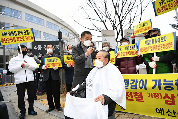 신웅균 예산군 개발위원회 사무국장이 7일 서해선 복선전철 삽교역사 신설 촉구 집회에 참석해 삭발을 하고 있다. 사진=예산군 제공/굿모닝충청=이종현 기자.