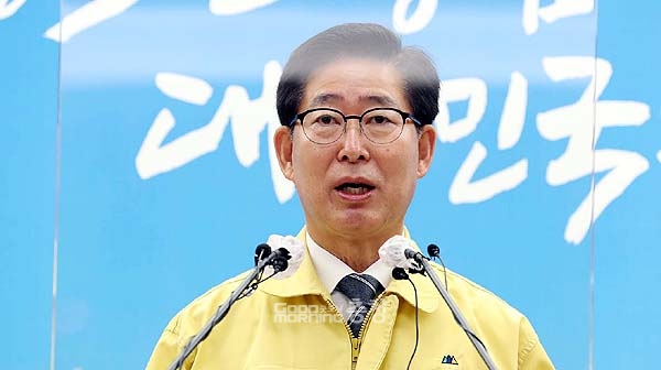 양승조 충남지사는 7일 “200만 도민 모두가 휴대폰을 가지고 다니듯 ‘ㄷ’자형 비말차단기를 각자 제작, 식당과 술집, 커피숍에서 사용할 수 있도록 해 달라”고 말했다. (자료사진: 충남도 제공/ 굿모닝충청=김갑수 기자)