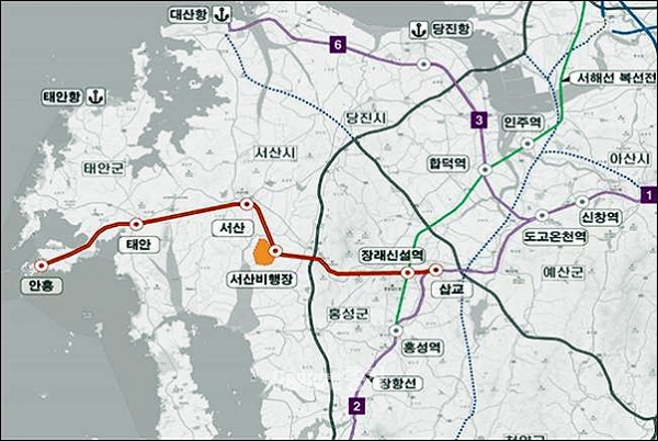 내포철도는 장항선 삽교역에서 출발해 충남도청역(서해선 장래신설역)~서산공항~서산~태안~안흥까지 연결되는 총 연장 57.6km의 단선 노선으로, 사업비는 총 1조5537억 원이 소요될 것으로 관측되고 있다. (서산시 제공)