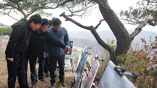 생애주기별 산림휴양복지숲은 서산시 운산면 신창리 산 15-2번지 일원 244.4ha에 2026년까지 총 264억5000만 원을 들여 자연휴양림과 산림복지단지, 수목원 등을 조성하는 것이 골자다. (서산시 제공: 지난해 11월  현장을 찾은 맹정호 시장 등이 사업 계획을 살펴보고 있다/ 굿모닝충청=김갑수 기자)