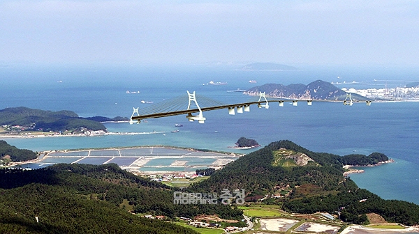 충남도와 태안군의 최대 숙원 사업 중 하나인 가로림만 해상교량이 정부 계획에 반영될지 관심이 쏠리고 있다. (태안군 제공: 가로림만 해상교량 예상도/ 굿모닝충청=김갑수 기자)