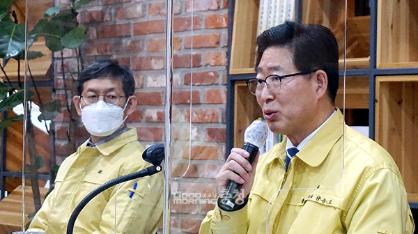 양승조 충남지사가 정부여당을 향해 새해 벽두부터 쓴 소리를 하고 나섰다. 국민이 볼 때 오만한 모습으로 비쳐진 측면이 있다는 것이다. (양승조 충남지사와 김용찬 행정부지사/ 굿모닝충청=김갑수 기자)