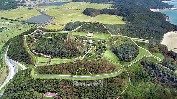 우선 안흥진성이 국가지정문화재 사적 제560호로 지정되면서 획기적인 변화를 예고하고 있다. (안흥진성 조감도: 태안군 제공)