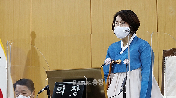 서산시의회 이연희 의장은 13일 “코로나19로 잠시 주춤하고 있는 가로림만 해양정원과 서해안 내포철도, 서산비행장 민항 유치 등 숙원 사업들을 정상 궤도에 올려놔야 한다”고 말했다. (서산시의회 제공/ 굿모닝충청=김갑수 기자)