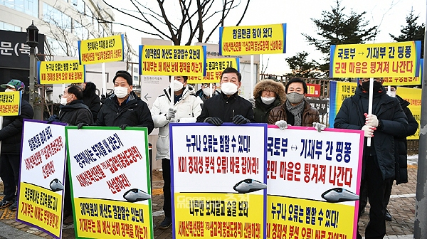 동장군이 기승을 부렸던 6일 오전 현장을 찾아 주민들과 함께 삽교역사 신설을 촉구한 황선봉 군수는 돌아오는 차속에서도 좀처럼 몸이 녹지 않자 울분을 느꼈다고 한다. (예산군 제공)