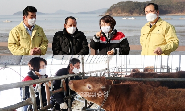 서산시의회 이연희 의장은 14일 지곡면이 지역구인 안효돈·장갑순 의원과 함께 축산농가와 가로림만 일원을 방문했다. (서산시의회 제공/ 굿모닝충청=김갑수 기자)