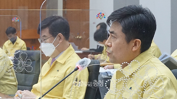 정부여당을 중심으로 세종시를 실질적인 행정수도로 만들기 위한 움직임이 이어지고 있는 가운데, 충남도 핵심 간부 공무원으로부터 우려의 목소리가 나와 눈길을 끌고 있다. (왼쪽부터 정낙춘 농림축산국장, 박연진 건설교통국장/ 굿모닝충청=김갑수 기자)