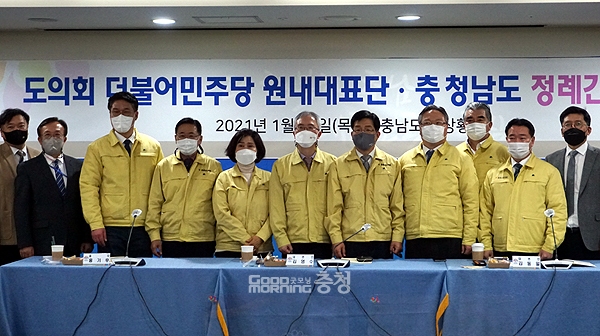 더불어민주당 소속 충남도의회 의원들이 집행부 정무라인을 향해 질책과 함께 사실상 경고의 메시지를 보낸 것으로 전해졌다. (왼쪽부터 이창현 정무비서관, 정순평 정책보좌관, 홍기후 의원, 조승만 의원, 한영신 의원, 이우성 문화체육부지사, 김한태 의원, 유병국 의원, 김영수 의원, 지정근 의원, 강인영 정책보좌관/ 굿모닝충청=김갑수 기자)