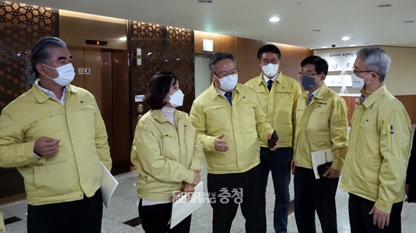 의원들 대부분은 “도의회에 민주당이 절대 다수를 차지하고 있는데도 집행부와 전혀 소통이 이뤄지지 않고 있다”며 정무기능 부재에 대한 문제점을 꼬집은 것으로 파악됐다.