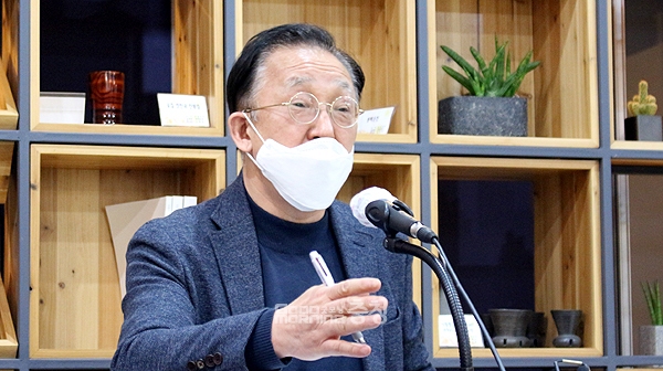 김현식 충남문화재단 대표이사는 “충남에서 이런 행사를 왜 하느냐, 노름판 벌이는 것 아니냐는 질타가 있다”며 “충남의 자랑인 이순신 장군께서 윷점을 매우 잘 놓으셨다. 전쟁터에서 항상 전략을 세울 때 윷점을 보면서 어느 시기를 선택하고 공격할 것인지(를 결정했다). 유명하다”라고 강조했다.