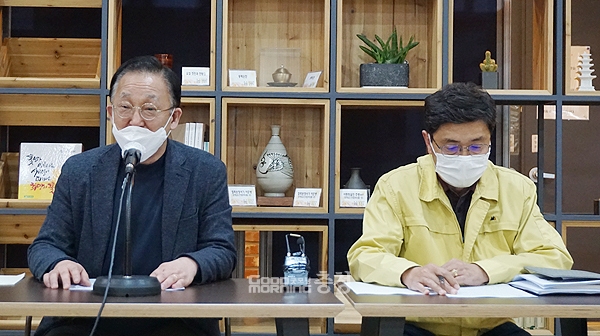 충남문화재단 김현식 대표이사와 충남도 오범균 문화체육관광국장은 25일 오후 도청 프레스센터에서 기자간담회를 갖고 최근 불거진 ‘6억 원짜리 전국 윷놀이 대회’ 논란에 대해 반론을 폈다. (굿모닝충청=김갑수 기자)