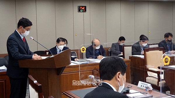 오범균 국장은 “예산 편성 단계에서는 국비가 확정이 안 됐었다”며 “충남문화재단이 문화의 달 행사를 성대하게 치르기 위해 중앙부처와 접촉, 국비를 확보한 것으로 알고 있다. 문화체육관광부로부터 12월 14일 예산 확보를 통보 받았다”고 설명했다.