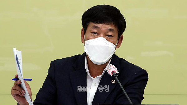 충남도의회 행정문화위원회 정병기 위원장(민주, 천안3)은 26일 오후 진행된 문화체육관광국 주요업무계획보고에서 문화체육관광부에 제출한 사업계획서 등 자료를 확인한 뒤 “(사실상) 쪽지 예산 아니냐?”고 물었다. (자료사진: 충남도의회 홈페이지/ 굿모닝충청=김갑수 기자)