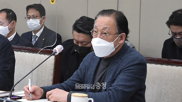 6억짜리 전국 윷놀이 대회 추진으로 논란의 주인공으로 급부상한 충남문화재단 김현식 대표이사가 이번에는 문재인 대통령(VIP)의 공식 일정을 공개적으로 언급해 물의를 빚고 있다. (굿모닝충청=김갑수 기자)